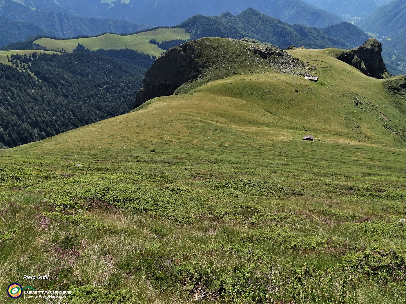 55 In ripida discesa a vista dalla cima del Mincucco (2001 m) al torrione in basso con la croce  (1832 m).JPG